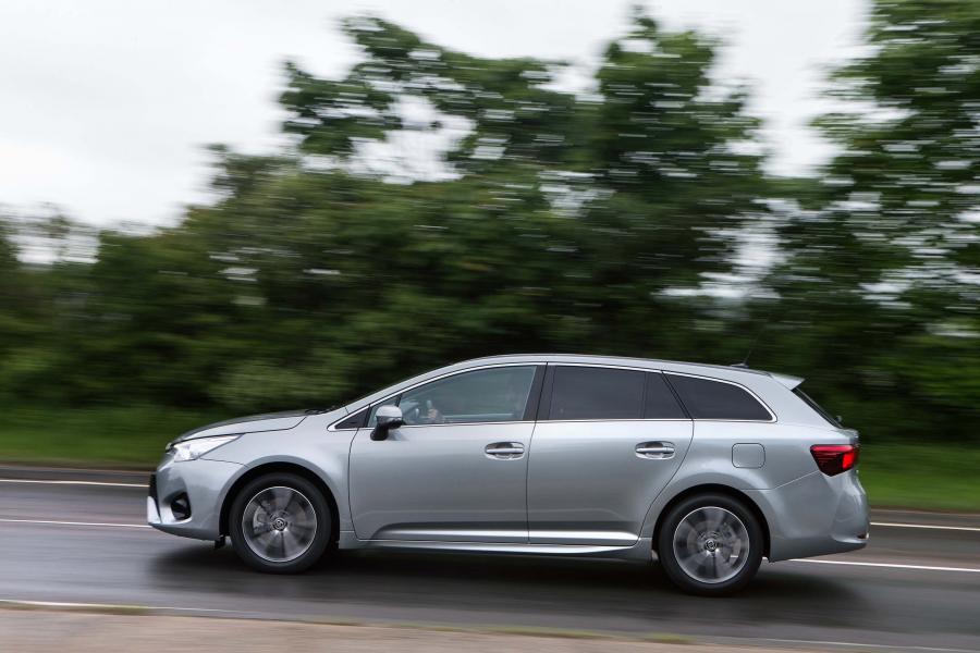  Toyota Avensis Touring Sports 2015 года  (UK) (фото 21 из 24)